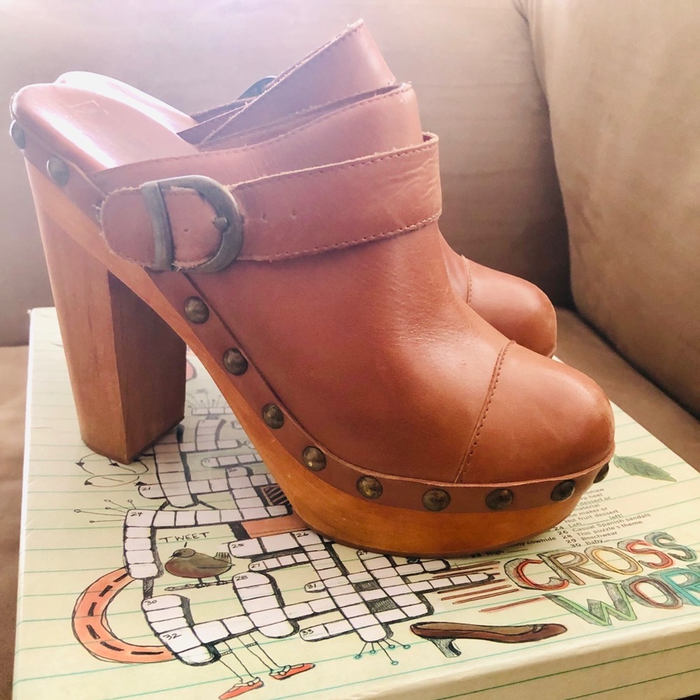 Jeffrey Campbell Tan Leather Clogs Platforms
